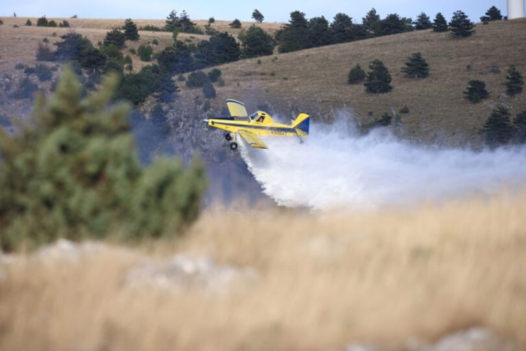 Air Tractor uključen u gašenje velikog požara na Rujištu: Vatrogasci i dalje na terenu