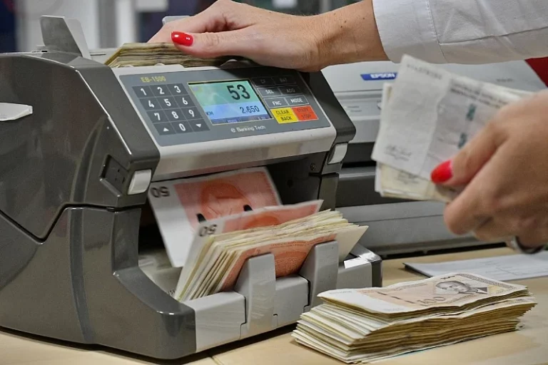 Stigli Federaciju: Prosječna neto plata u RS-u porasla na 1.698 KM