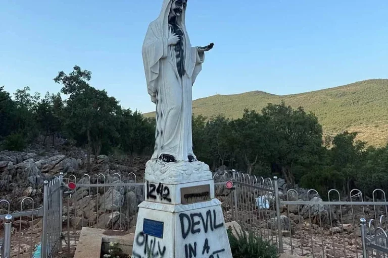 Vandalizam u Međugorju: Kip Gospe premazan crnom bojom, ostavljena jeziva poruka