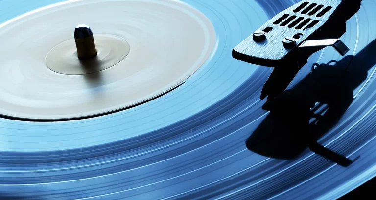 Povratak fizičkih medija: Zašto se vraćamo vinilima, CD-ovima i Blu-ray izdanjima?