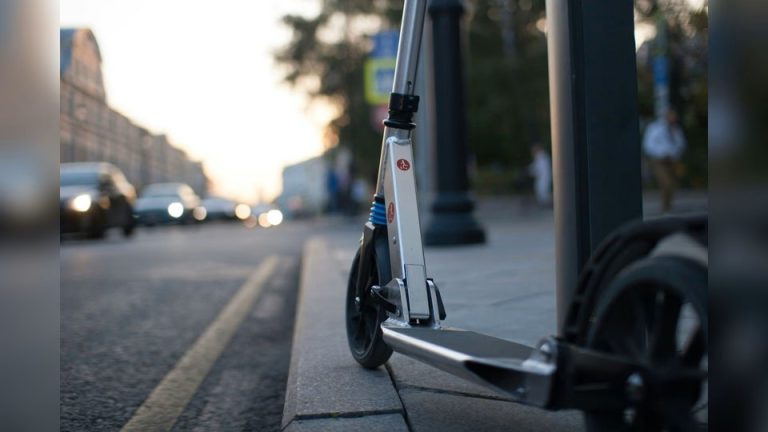 Novi zakon za električne romobile u BiH: Obavezne kacige, starosna granica i kazne za prekršaje