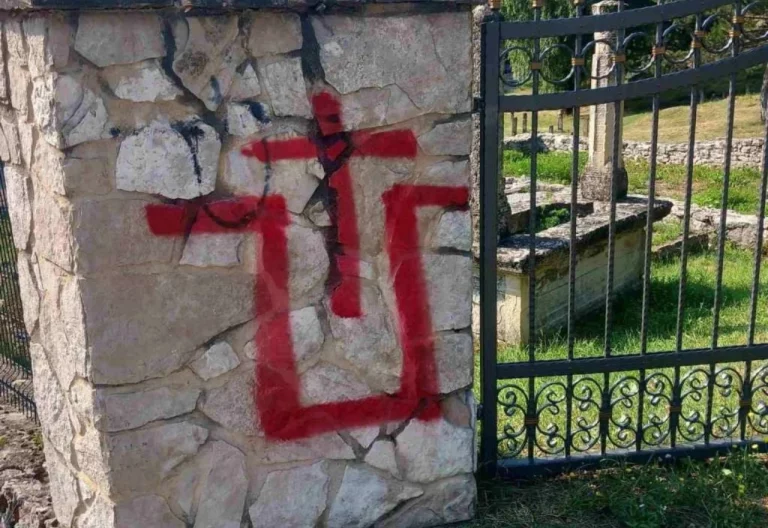 Međureligijsko vijeće BiH osudilo skrnavljenje mezarja u Livnu: Ustaški simboli nemaju mjesta u našem društvu