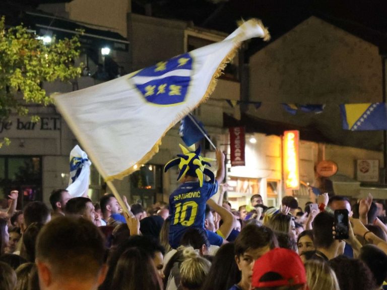 Mostarci još jednom pokazali kako se voli BiH: Trg Musala bio ispunjen navijačima