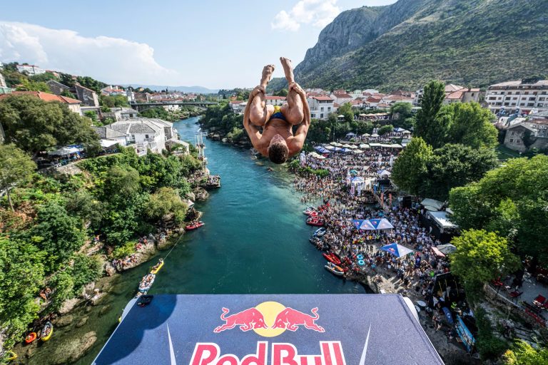 Red Bull Cliff Diving World Series krajem sedmice stiže u Mostar: Jubilarno deseto izdanje spektakla na Starom mostu