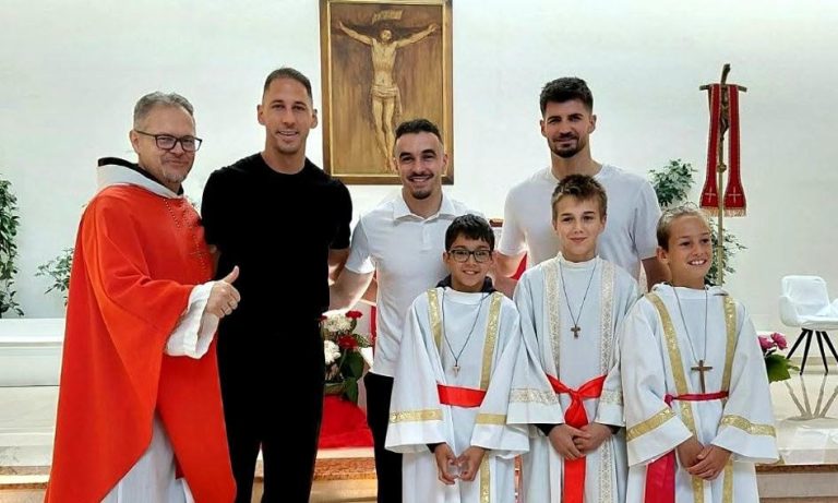 “Zmajevi” pred Mundijal primili blagoslov u crkvi na Dobrinji: Zvona slave golove reprezentacije BiH