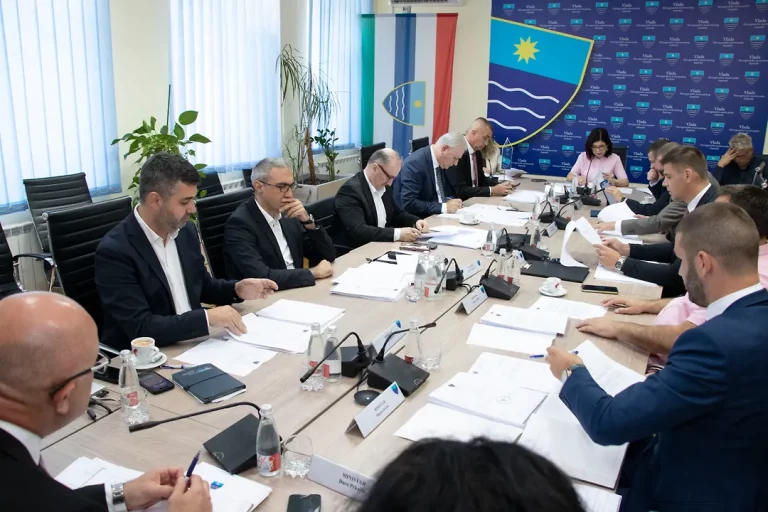 Vlada HNK: Odobrena novčana sredstva za prevoz osnovaca, javne kuhinje i Aerodrom Mostar