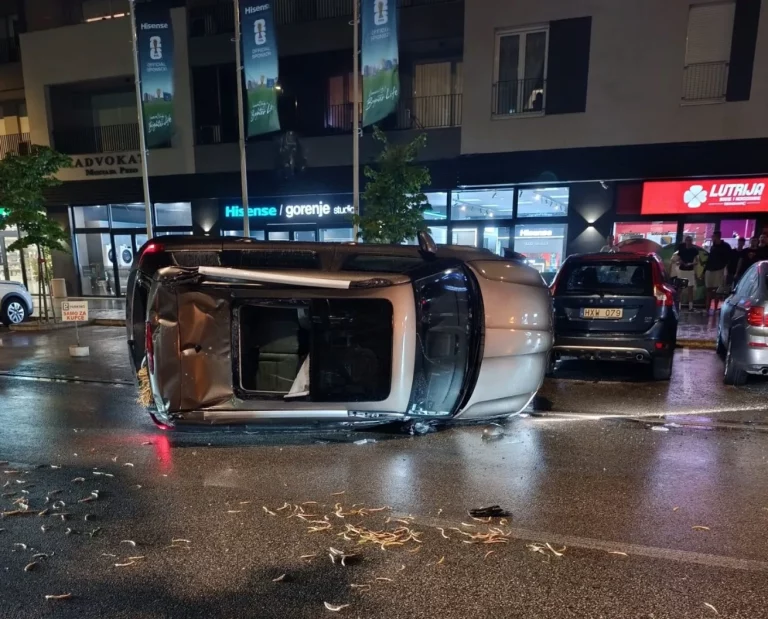Mostar: Nakon sudara automobil završio na boku i udario u parkirana vozila