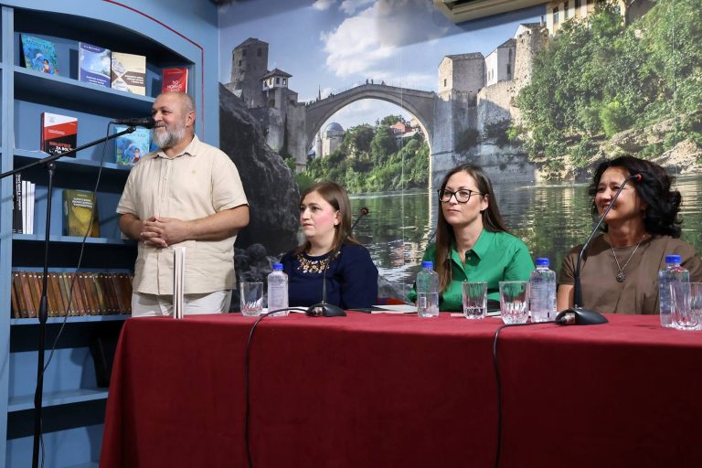 „Atlas malih ruševina“ predstavljen u Mostaru: Poezija Aide Džiho Šator govori o sjećanju, odrastanju i životu