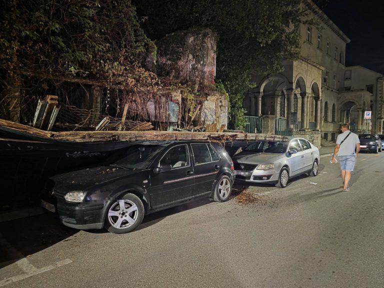 Urušio se dio Alajbegovića kuće u Mostaru: Zid pao na parkirana vozila, ponovo otvoreno pitanje zaštite spomeničke baštine