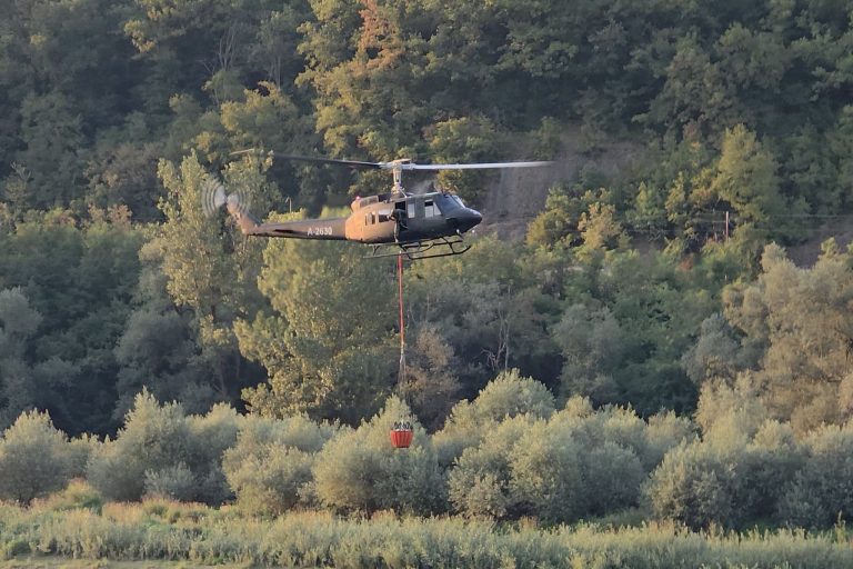 Borba za vatrenom stihijom: Helikopter Oružanih snaga BiH ponovo iz zraka gasi požar kod Konjica