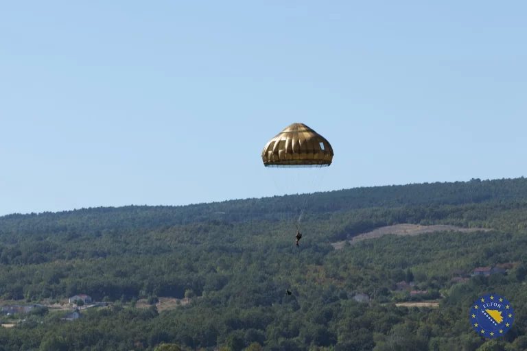 Padobranci EUFOR-a spustili se iznad Mostara: Avion doletio direktno iz Italije i prošao na maloj visini