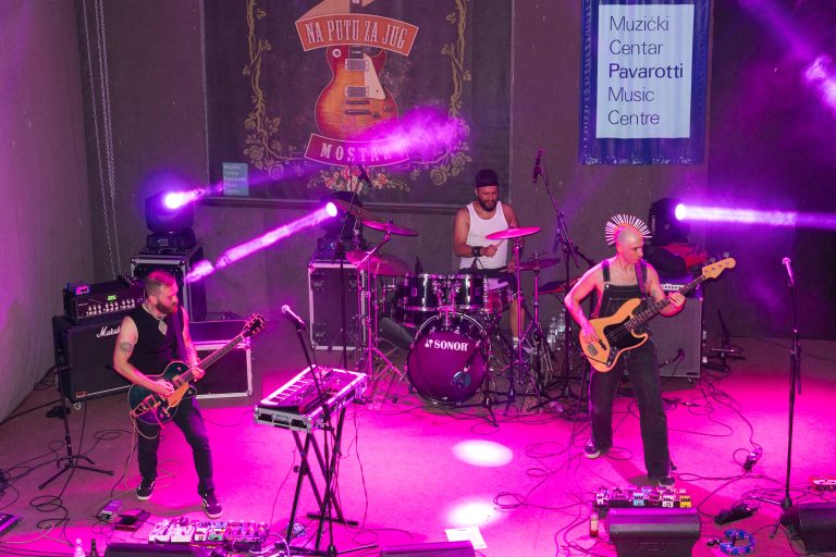 Završena 12. gitarijada „Na putu za jug“: Tuzlanski bend „Matori nek sjednu“ pobjednik ovogodišnjeg izdanja