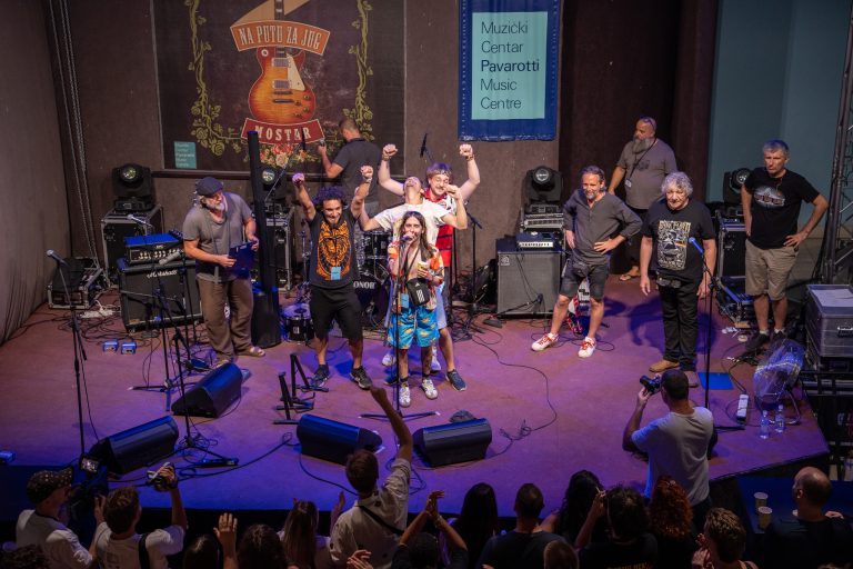 Drugi dan Gitarijade “Na putu za jug”: Tuzlanski bend “Matori nek sjednu” pobjednik, večeras veliko finale uz “Koi Koi”