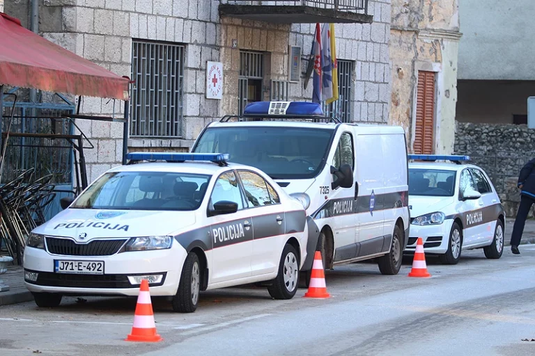 Stolac: Fizički napali policajce, psovali im “balijsku i četničku majku”, Tužilaštvo nije zatražilo pritvor