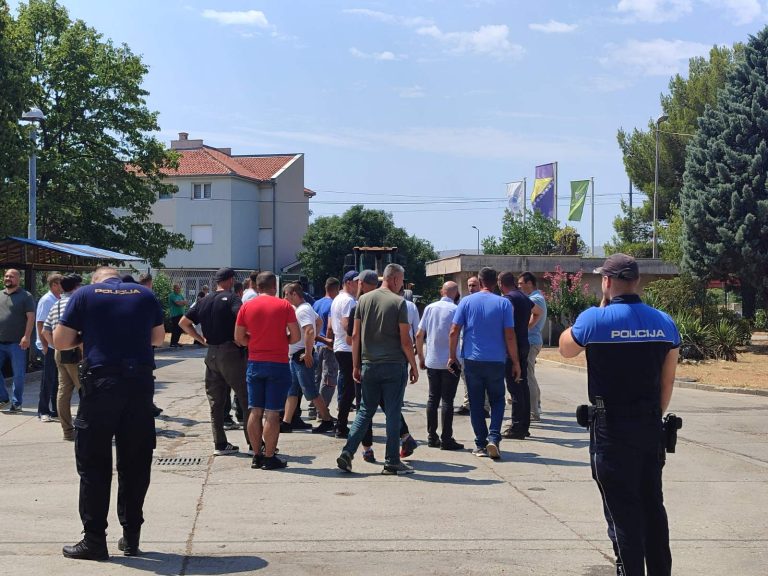 Protest: Otpušteni radnici Komunalnog Mostar danas se okupljaju ispred preduzeća u Opinama