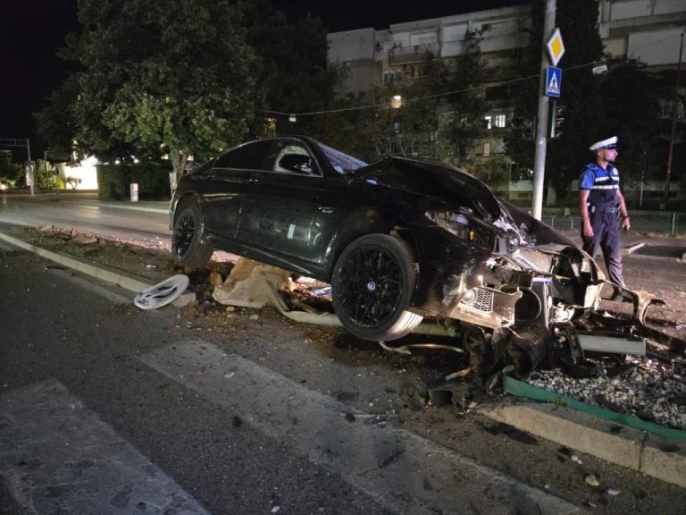 Mostar: BMW srušio semafor i dva rasvjetna stuba kod Piramide, dio Dubrovačke ulice bez rasvjete