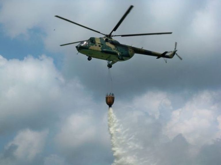 Helikopter Oružanih snaga BiH od jutros gasi požar na području Nevesinja: Izbačeno 11 tona vode