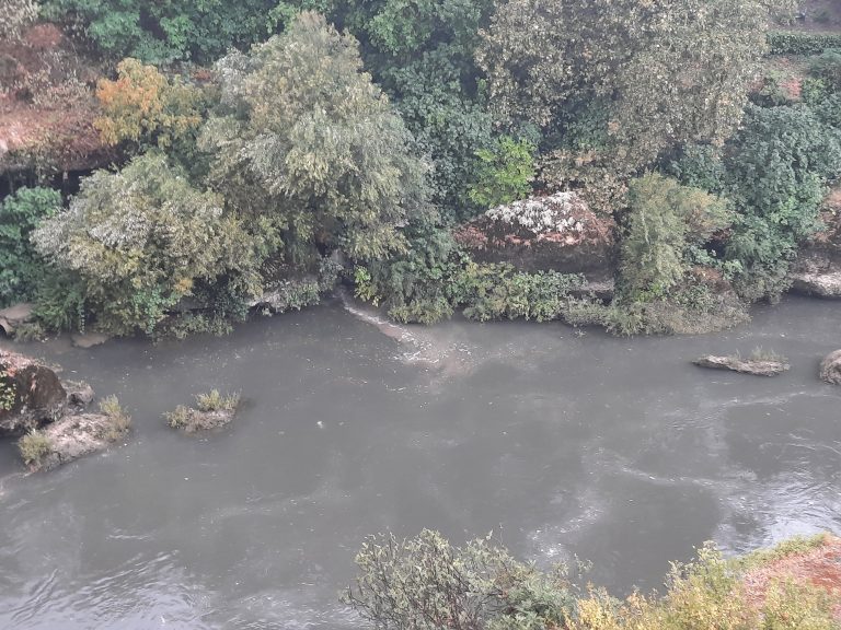 Kiša „isprala“ Mostar, ali i ponovo ogolila problem: Neretvom se širio nesnosan smrad fekalija