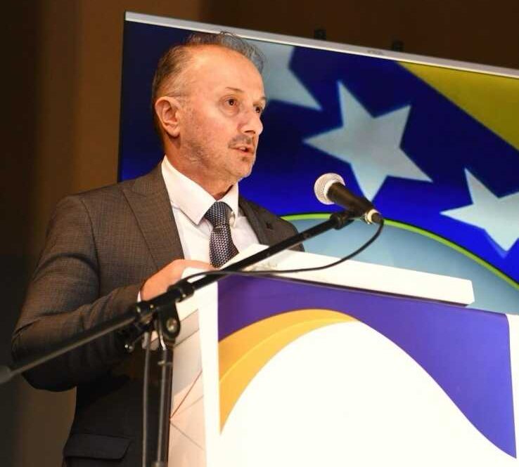 Velagić: Vrućine su jedini razlog zašto školska godina počinje 14. septembra