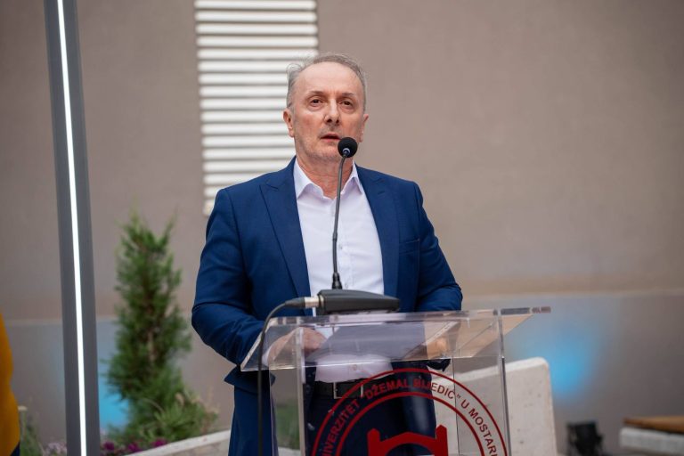 Ministar Velagić uputio česttitku povodom početka škoslke godine