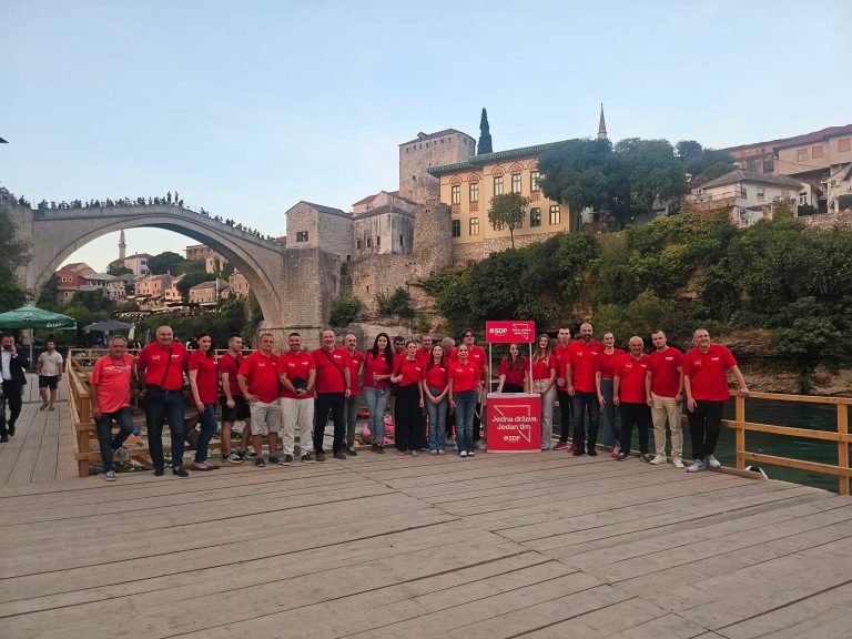 SDP Mostar kampanju otvorio ispod Starog mosta: „Jedna država, jedan tim“