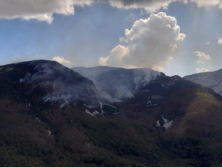 Helikopter OS BiH ponovo angažiran na gašenju požara na Blidinju: Izbačeno 11.000 litara vode