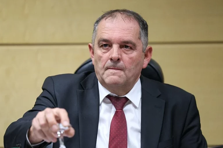 Tomo “uštopao” pratnju na porodu: POSKOK-u podnesena krivična prijava protiv Martinovića zbog blokade zakona