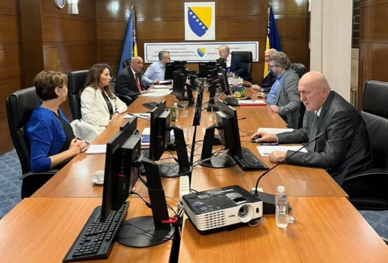 CIKBiH objavio važno upozorenje za birače koji glasaju putem pošte: Rokovi su od presudnog značaja a crvena boja – zabranjena