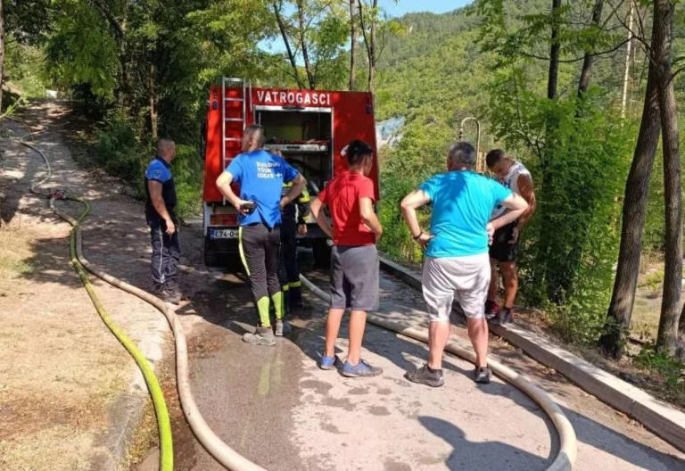 Požar iznad željezničke pruge kod Konjica i dalje aktivan: Sve raspoložive ekipe na terenu