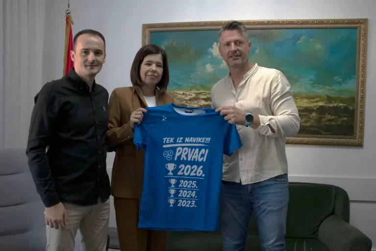 Zahvalnica državnih prvaka premijerki Mariji Buhač
