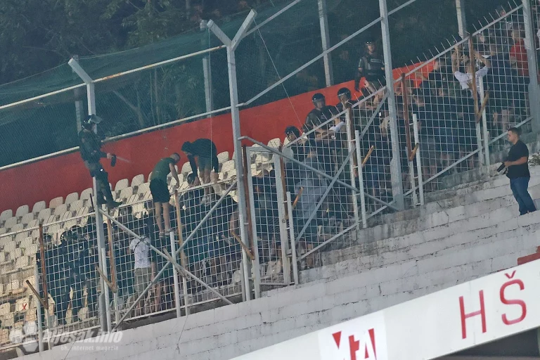 MUP HNK o neredima nakon mostarskog derbija: Privedeno 14 osoba, oštećeni stadion i autobusi