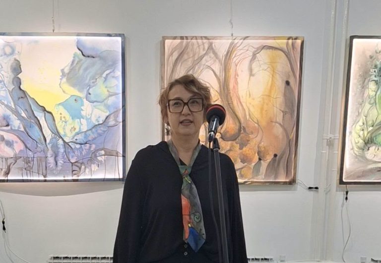 Helena Mijatović u rodnom Mostaru predstavila izložbu “Tapiserija svilenih duša“