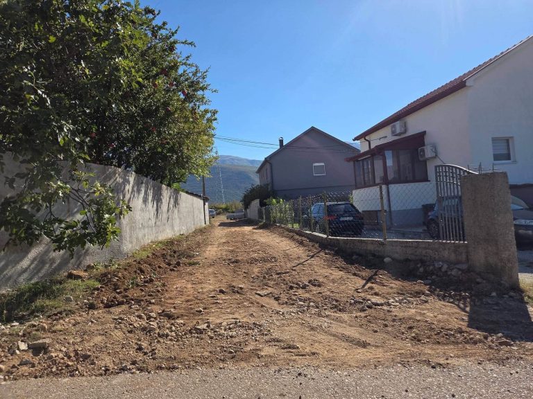 U Željuši počela priprema terena za asfaltiranje ulica: Radove izvode radnici Komunalnog