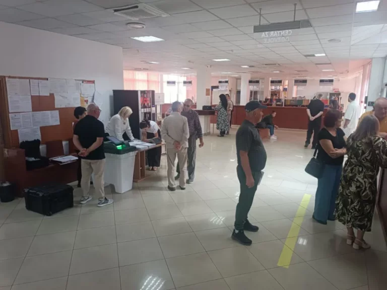 BiH danas bira novu vlast: Prvi opći izbori uz skenere i biometriju