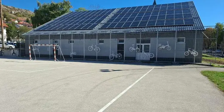 Livno: Škola proizvodi vlastitu struju zahvaljujući solarnim panelima i baterijama