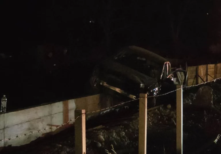 Dvije osobe povrijeđene u nesreći u Rodoču: Automobil završio na betonskoj ogradi